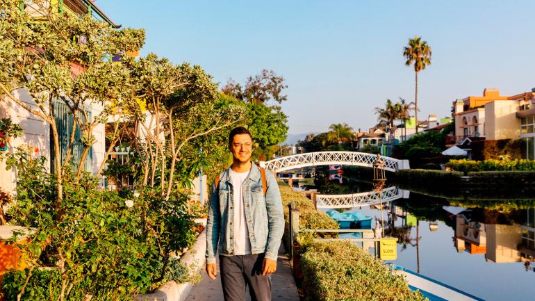 沿着标志性的威尼斯运河漫步 沿着标志性的威尼斯运河漫步