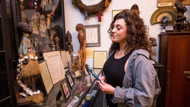 在新奥尔良 Historic Voodoo Museum 博物馆欣赏文物 在新奥尔良 Historic Voodoo Museum 博物馆欣赏文物