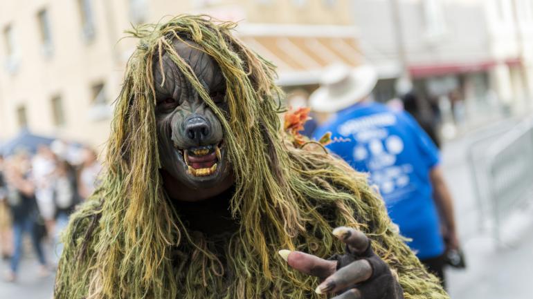 在霍马一年一度的 Rougarou Fest 湿地狼人节上,一位参加节日活动的游客装扮成神话中的狼人卢加鲁 在霍马一年一度的 Rougarou Fest 湿地狼人节上,一位参加节日活动的游客装扮成神话中的狼人卢加鲁