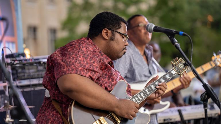 蓝调音乐家在巴吞鲁日蓝调音乐节上表演