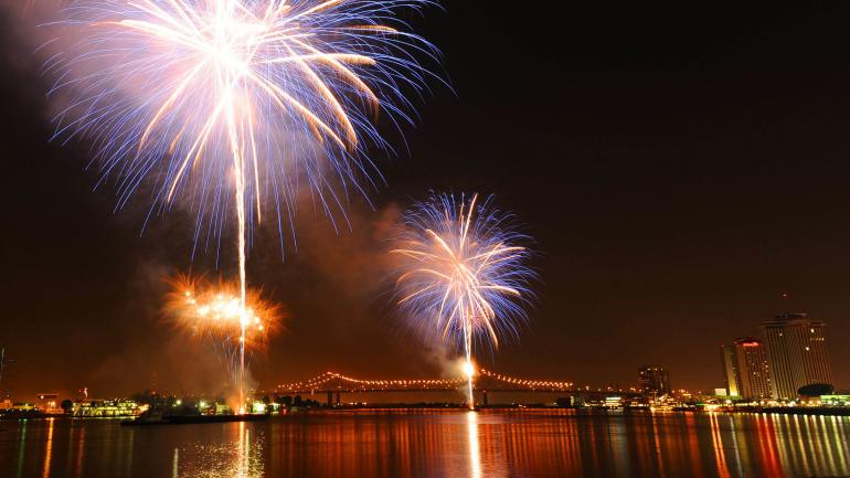 跨年夜密西西比河上空的烟花