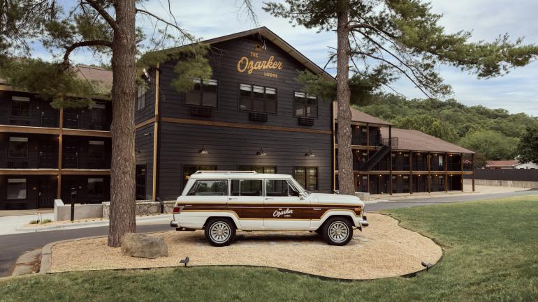 密苏里州布兰森的 The Ozarker Lodge 酒店门前停靠着一辆 1989 年的大瓦格尼吉普车 密苏里州布兰森的 The Ozarker Lodge 酒店门前停靠着一辆 1989 年的大瓦格尼吉普车