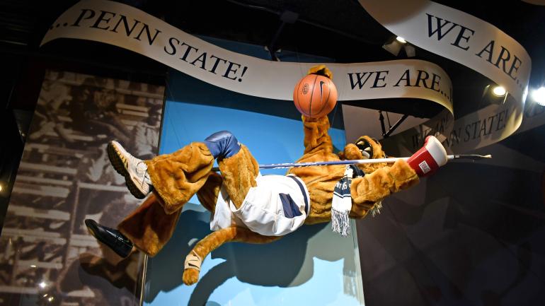 宾夕法尼亚州立大学 All-Sports Museum 博物馆中的一件作品以该校的吉祥物尼塔尼雄狮为主题 宾夕法尼亚州立大学 All-Sports Museum 博物馆中的一件作品以该校的吉祥物尼塔尼雄狮为主题