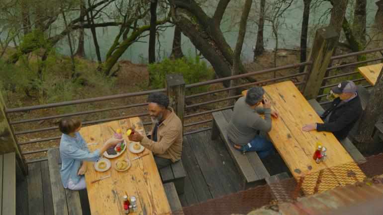 在 Gristmill Restaurant 餐厅外俯瞰 Guadalupe 河 在 Gristmill Restaurant 餐厅外俯瞰 Guadalupe 河