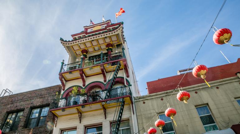 旧金山唐人街的建筑类似于宝塔,街道上装饰着灯笼 旧金山唐人街的建筑类似于宝塔,街道上装饰着灯笼