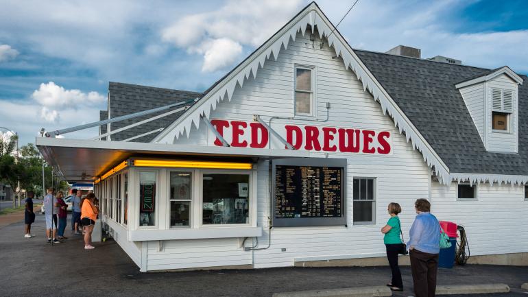 在圣路易斯的 Ted Drewes Frozen Custard 甜品店购买甜品 在圣路易斯的 Ted Drewes Frozen Custard 甜品店购买甜品