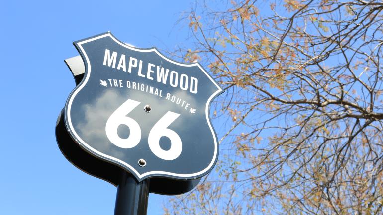 静静伫立在 Maplewood 街区入口的 66 号公路盾标 静静伫立在 Maplewood 街区入口的 66 号公路盾标