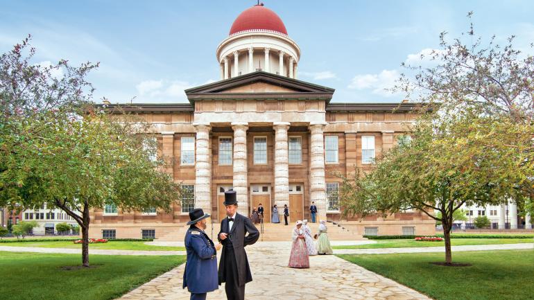 装扮成林肯样子的人在旧州政府大楼门前