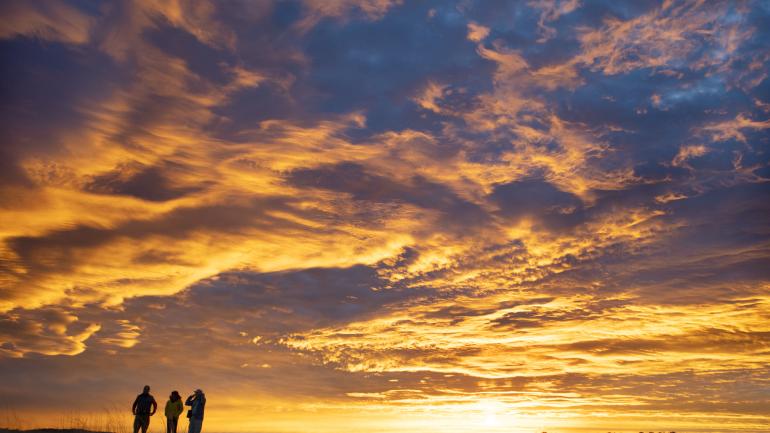 平原上的日出美景