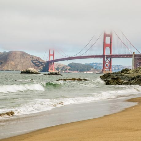 从加利福尼亚州旧金山的贝克海滩遥望金门大桥