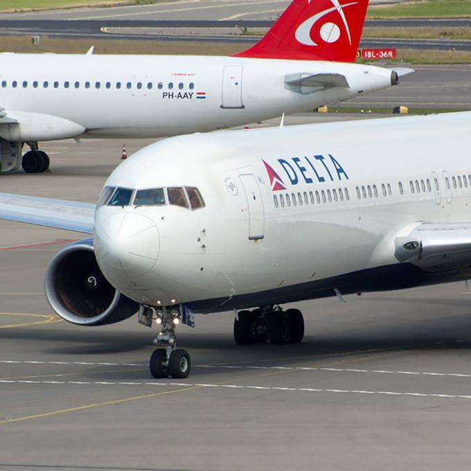 停机坪上的达美航空公司飞机 停机坪上的达美航空公司飞机