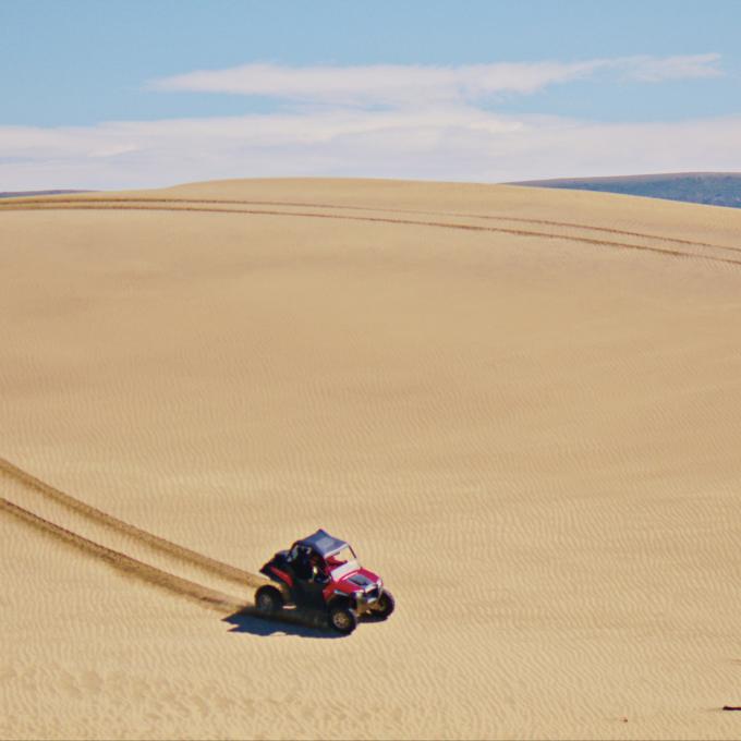 穿越怀俄明州 Killpecker Sand Dunes 沙丘的全地形车 穿越怀俄明州 Killpecker Sand Dunes 沙丘的全地形车