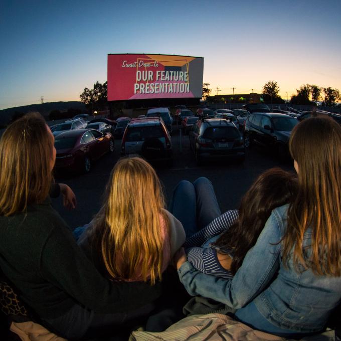 于黄昏时分在 Sunset Drive-In 露天影院观看电影 于黄昏时分在 Sunset Drive-In 露天影院观看电影