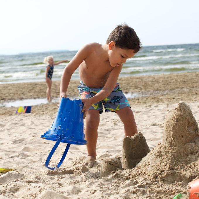 在纽约州普拉茨堡的普拉茨堡城市沙滩 (Plattsburgh City Beach) 上玩耍 在纽约州普拉茨堡的普拉茨堡城市沙滩 (Plattsburgh City Beach) 上玩耍