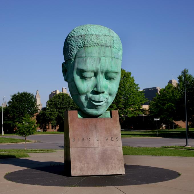 堪萨斯城 18th & Vine 老爵士区的查理·帕克纪念雕塑 堪萨斯城 18th & Vine 老爵士区的查理·帕克纪念雕塑