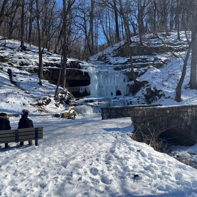 密苏里州马里兰高地 Creve Coeur 湖附近滴水泉 (Dripping Springs) 的冰瀑 密苏里州马里兰高地 Creve Coeur 湖附近滴水泉 (Dripping Springs) 的冰瀑