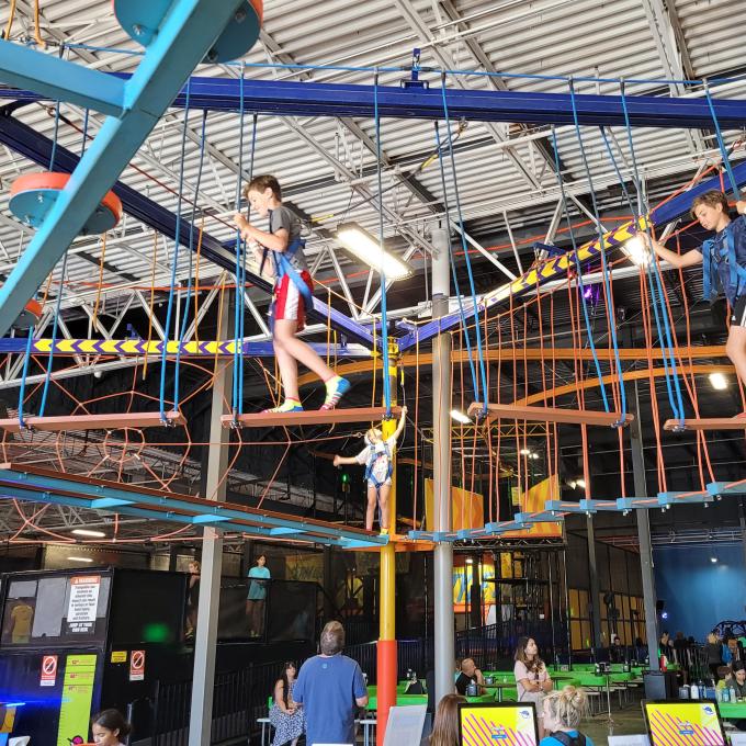 在德克萨斯州仙纳度的 Urban Air Adventure and Trampoline Park 探险公园体验绳索课程 在德克萨斯州仙纳度的 Urban Air Adventure and Trampoline Park 探险公园体验绳索课程