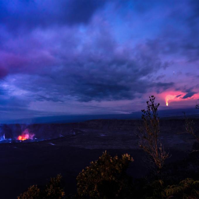 夏威夷岛上夏威夷火山国家公园里的双火山喷发 夏威夷岛上夏威夷火山国家公园里的双火山喷发
