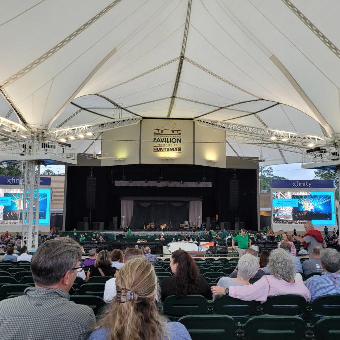 乐迷们正在德克萨斯州仙纳度附近的 Cynthia Woods Mitchell Pavilion 音乐馆观看音乐会 乐迷们正在德克萨斯州仙纳度附近的 Cynthia Woods Mitchell Pavilion 音乐馆观看音乐会