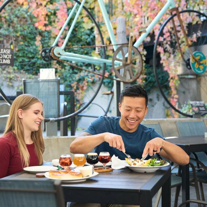 科罗拉多州杜兰戈市中心 Carvers Brewing Company 酿酒厂的风味大餐和精酿啤酒 科罗拉多州杜兰戈市中心 Carvers Brewing Company 酿酒厂的风味大餐和精酿啤酒