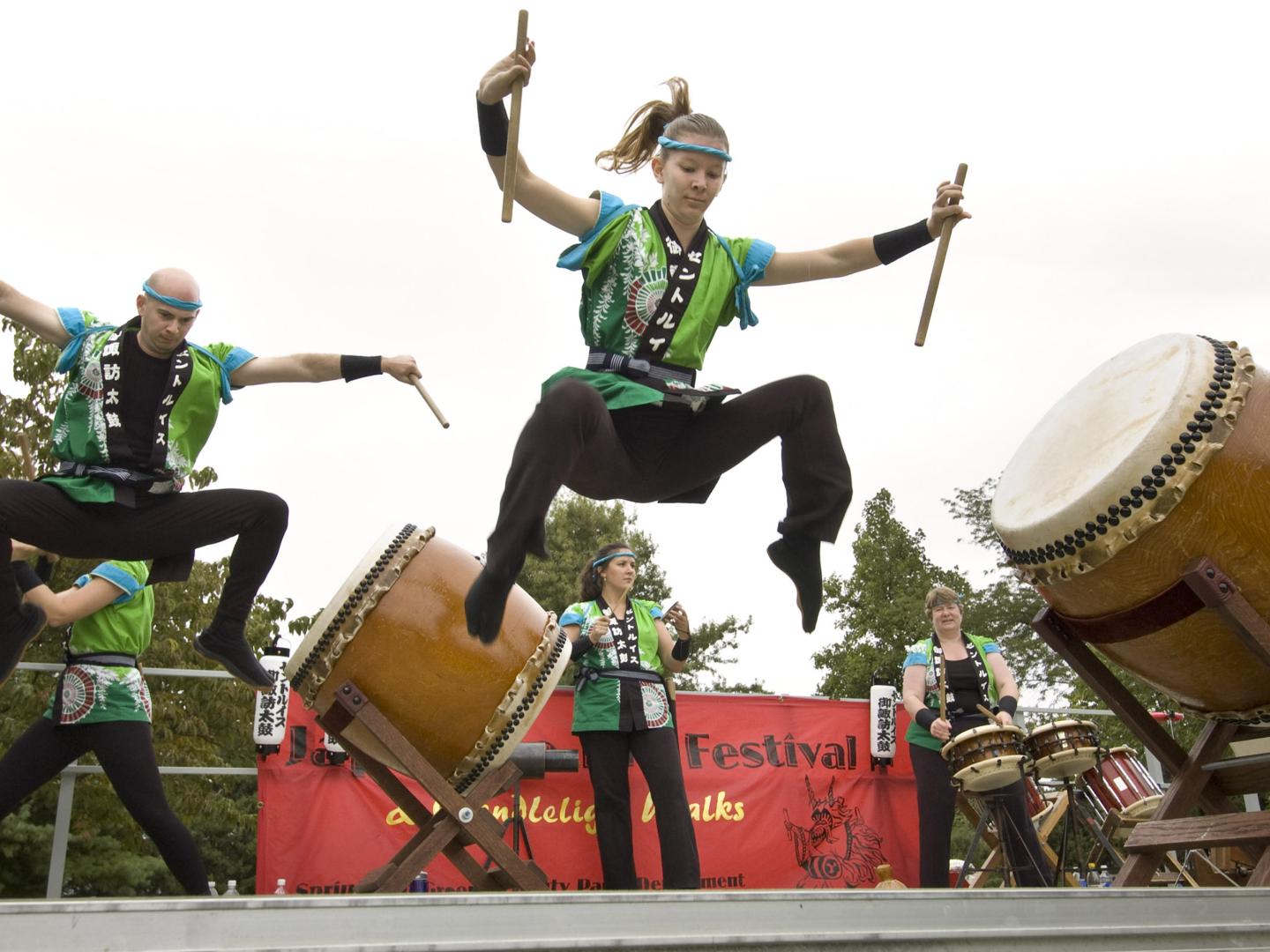日本秋季庆典通过娱乐活动提高文化意识