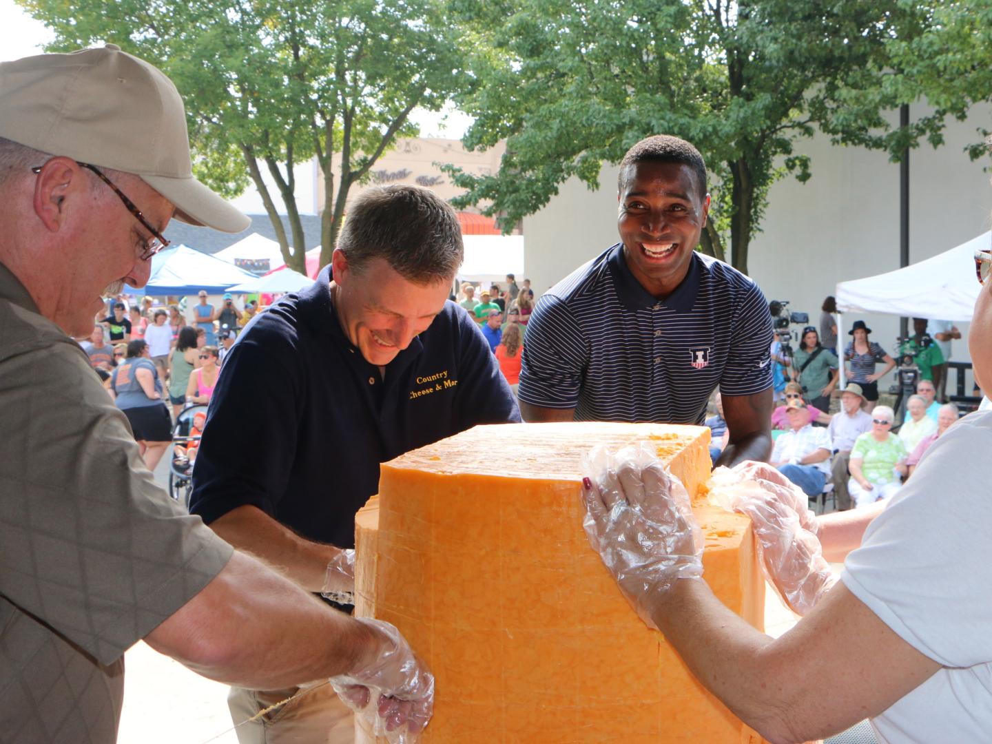 狂欢节期间，奶酪冰壶、吃奶酪大赛、街边集市、儿童游戏等精彩活动为阿瑟社区增色添彩。