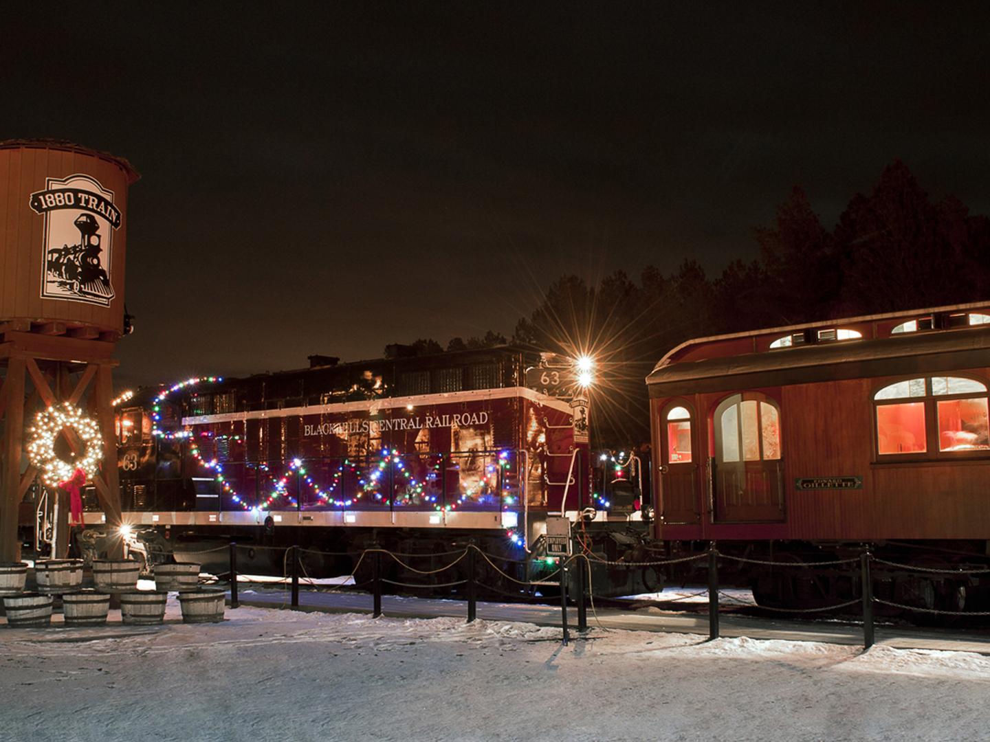 为迎接节假日，1880 假日特快火车装饰一新