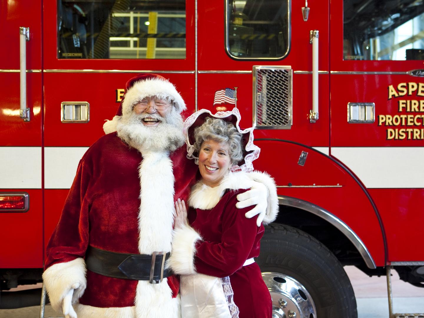 圣诞老公公和圣诞老婆婆加入了阿斯彭十二日节日活动