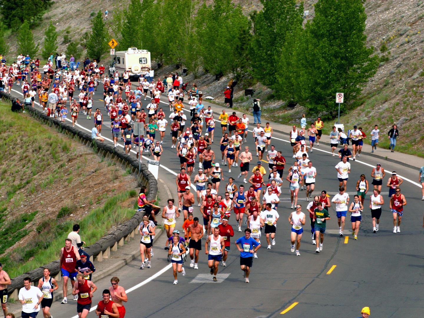 五月 Bloomsday Run 赛跑期间过弯的选手 五月 Bloomsday Run 赛跑期间过弯的选手