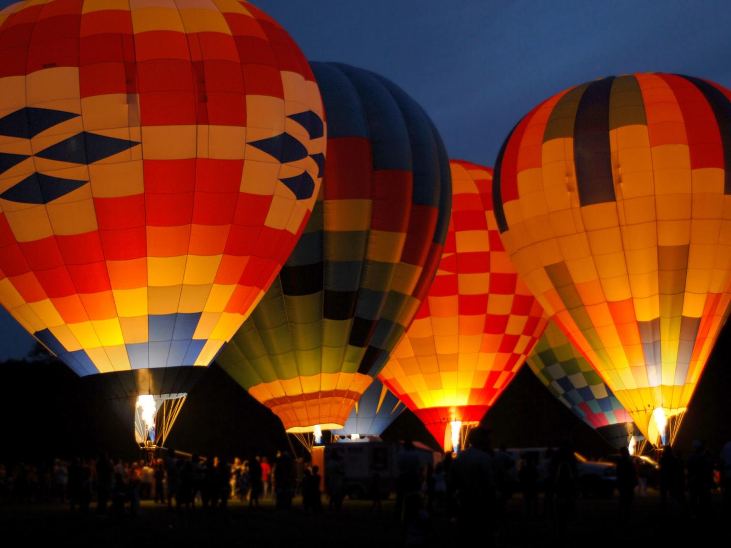 大教堂城热气球节上色彩缤纷的热气球
