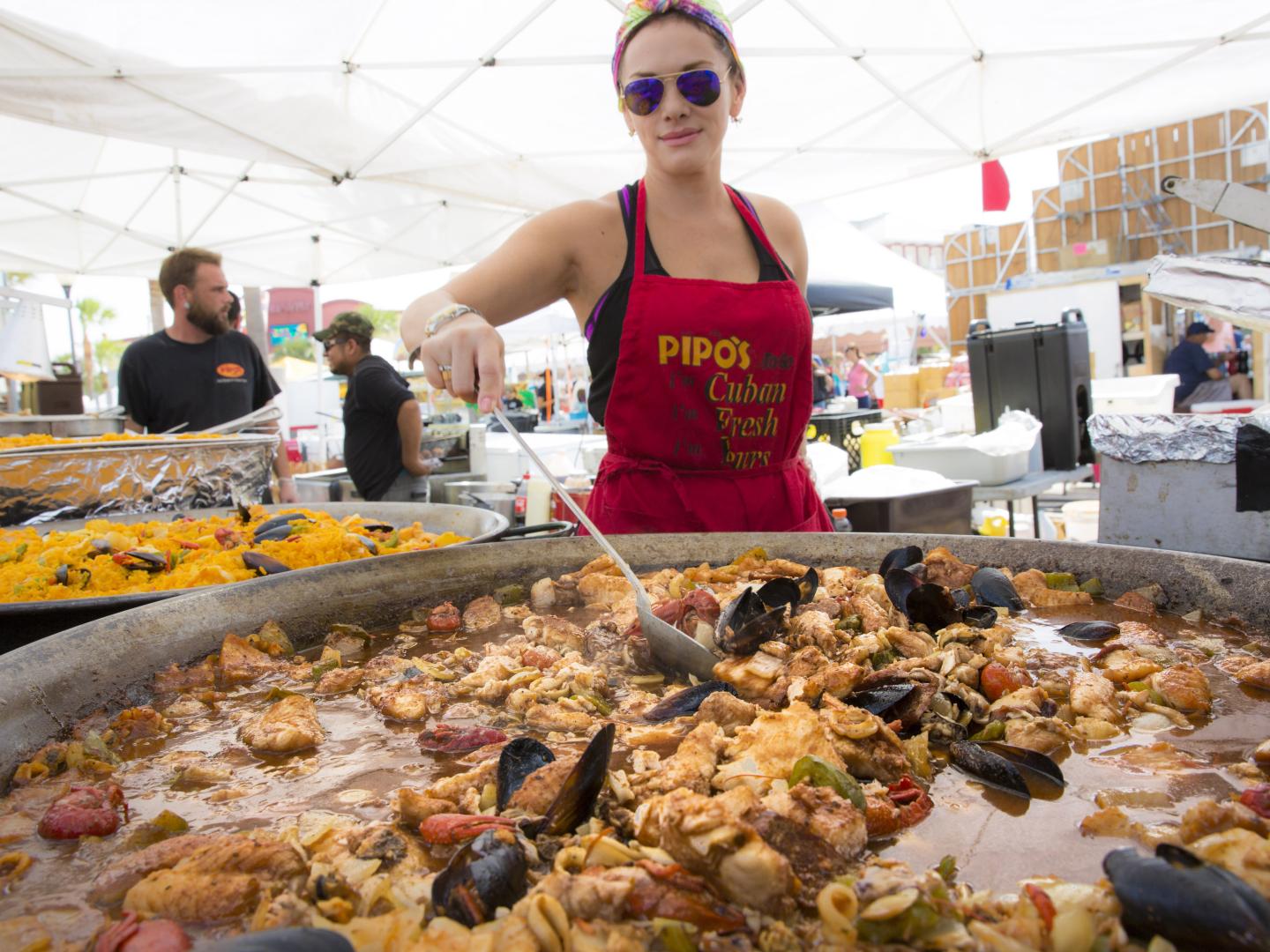 在 John's Pass Seafood Festival 海鲜节上搅拌一大锅海鲜炖菜