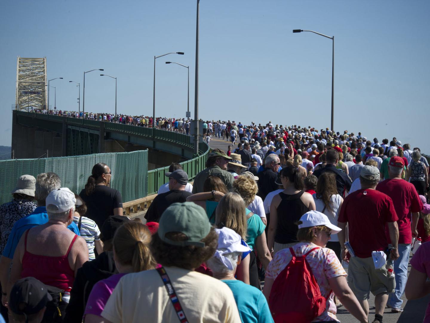 苏圣玛丽美加国际桥徒步活动吸引了数千人