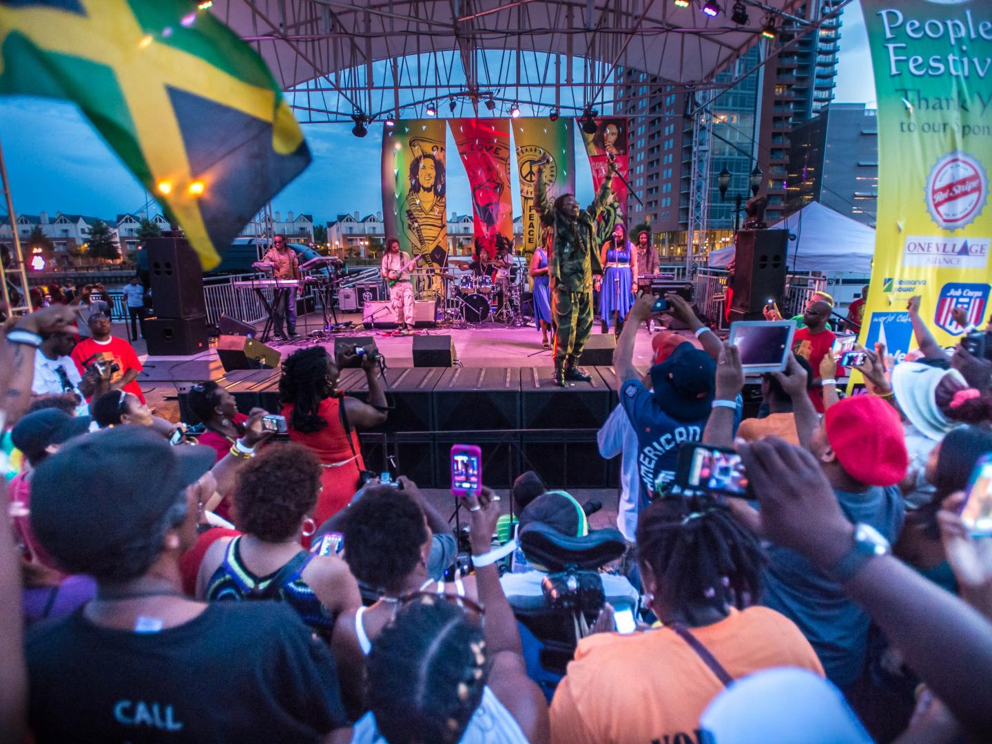 乐迷们在威尔明顿的 People’s Festival 4Peace Tribute to Bob Marley 音乐节上欣赏现场音乐 乐迷们在威尔明顿的 People’s Festival 4Peace Tribute to Bob Marley 音乐节上欣赏现场音乐
