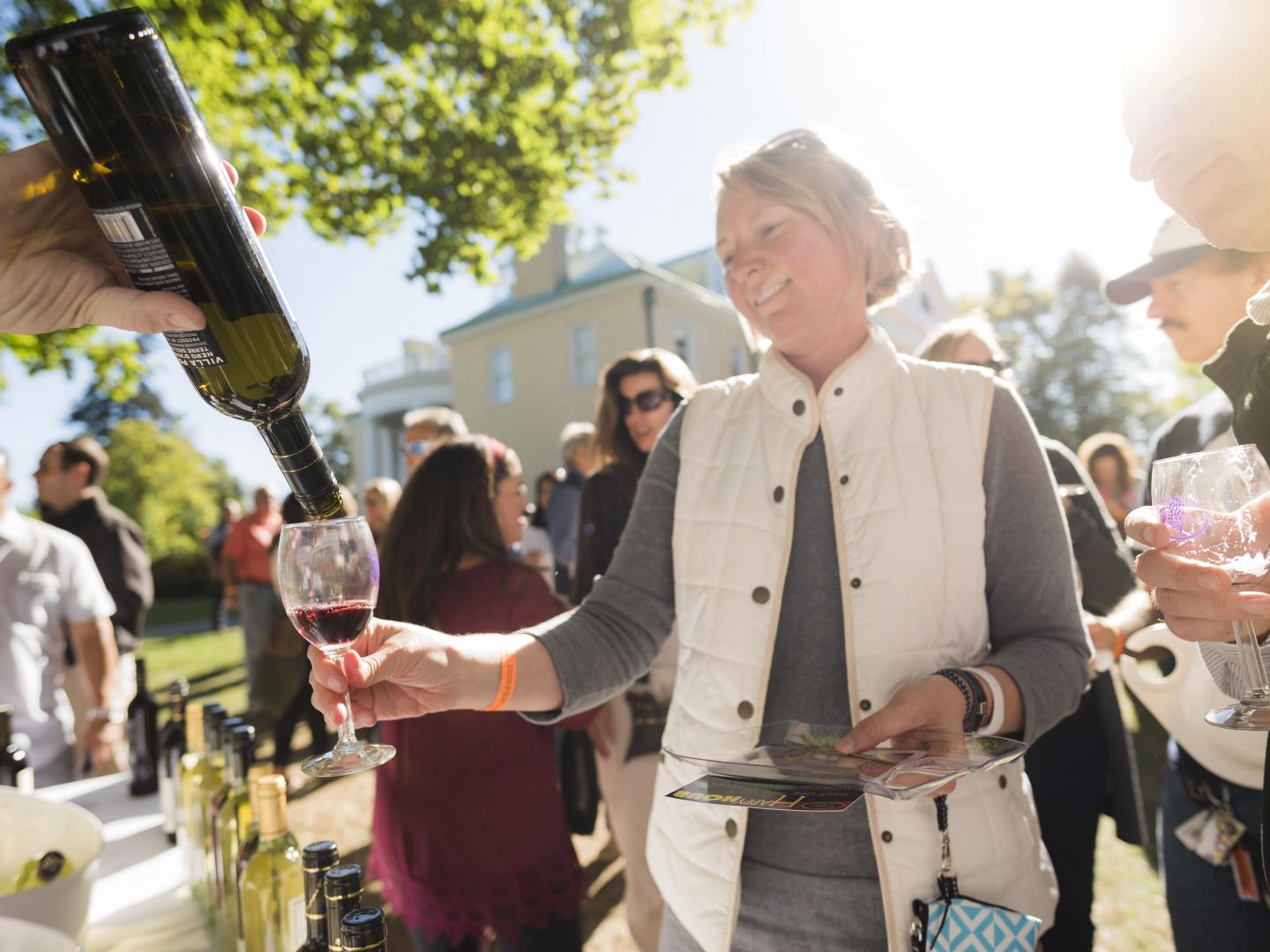 在 Vendemmia Da Vinci Wine and Food Festival 美酒美食节上品鉴葡萄酒 在 Vendemmia Da Vinci Wine and Food Festival 美酒美食节上品鉴葡萄酒