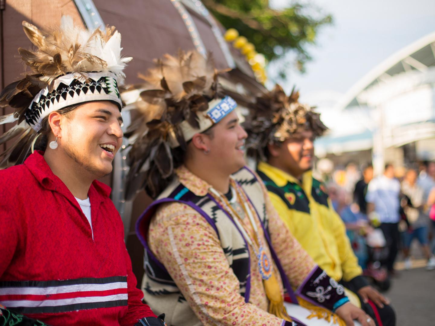 夏季印第安音乐节上佩戴美国原住民头饰的众多男士