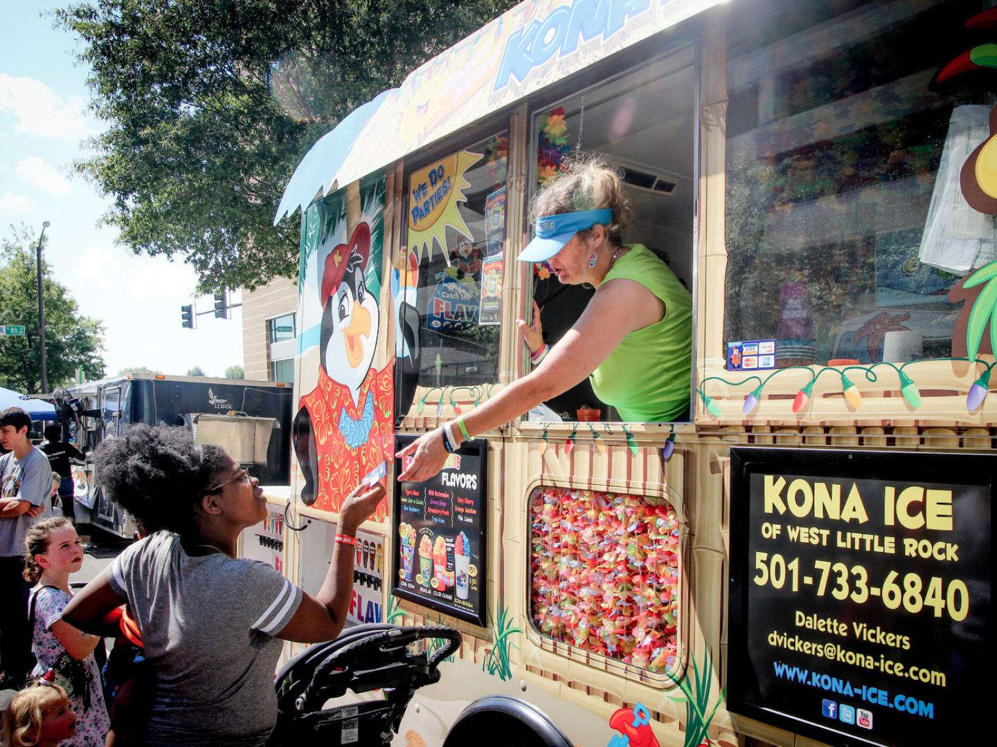 主街美食餐车节上的可口美食琳琅满目