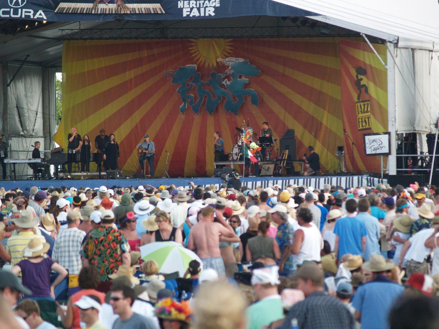 人群聚集在新奥尔良爵士乐与传统文化节上，欣赏现场表演