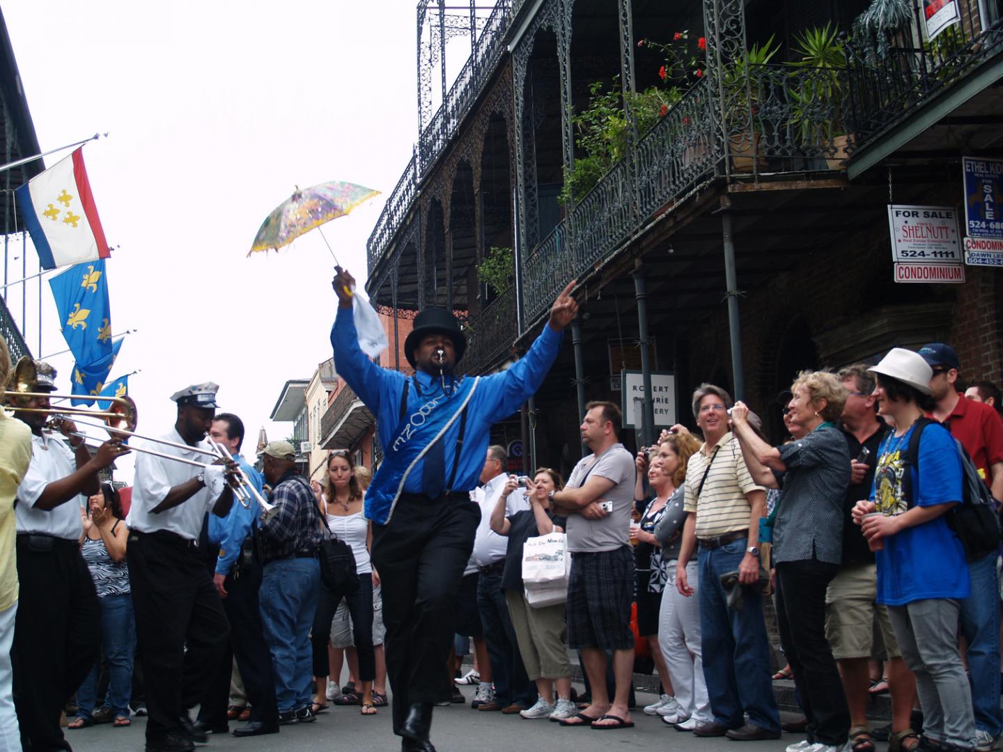 法国区音乐节二线活动期间的现场街头音乐表演