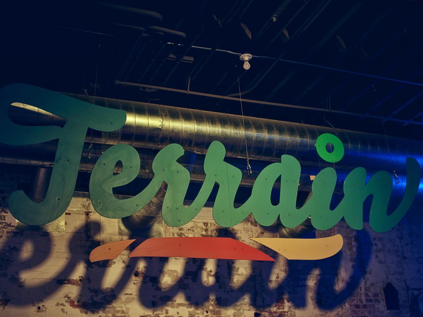 Terrain 机构艺术标牌,这里会举办露天集市和其他活动 Terrain 机构艺术标牌,这里会举办露天集市和其他活动
