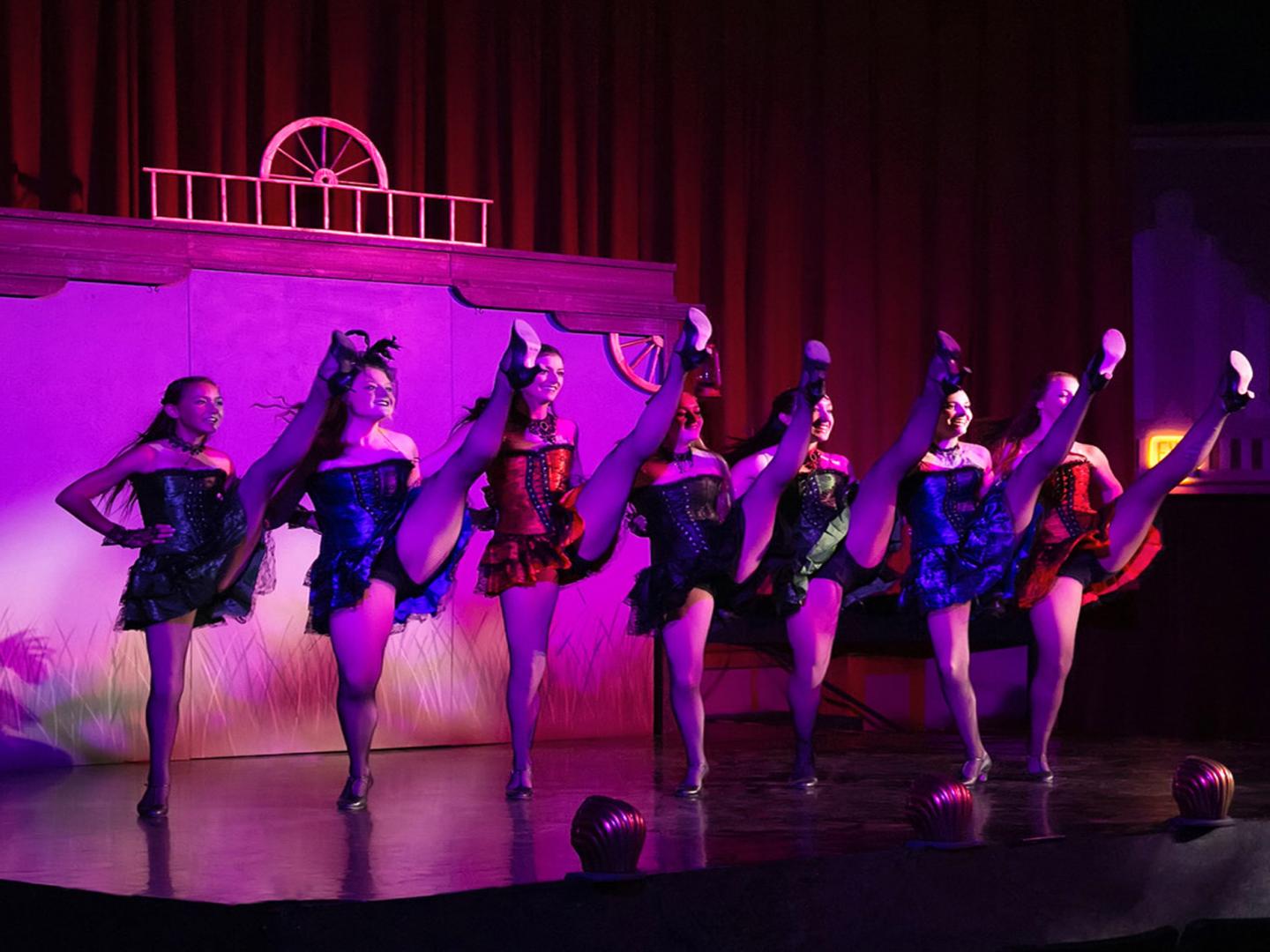 科迪野牛比尔狂野西部盛景期间登台献艺的舞者