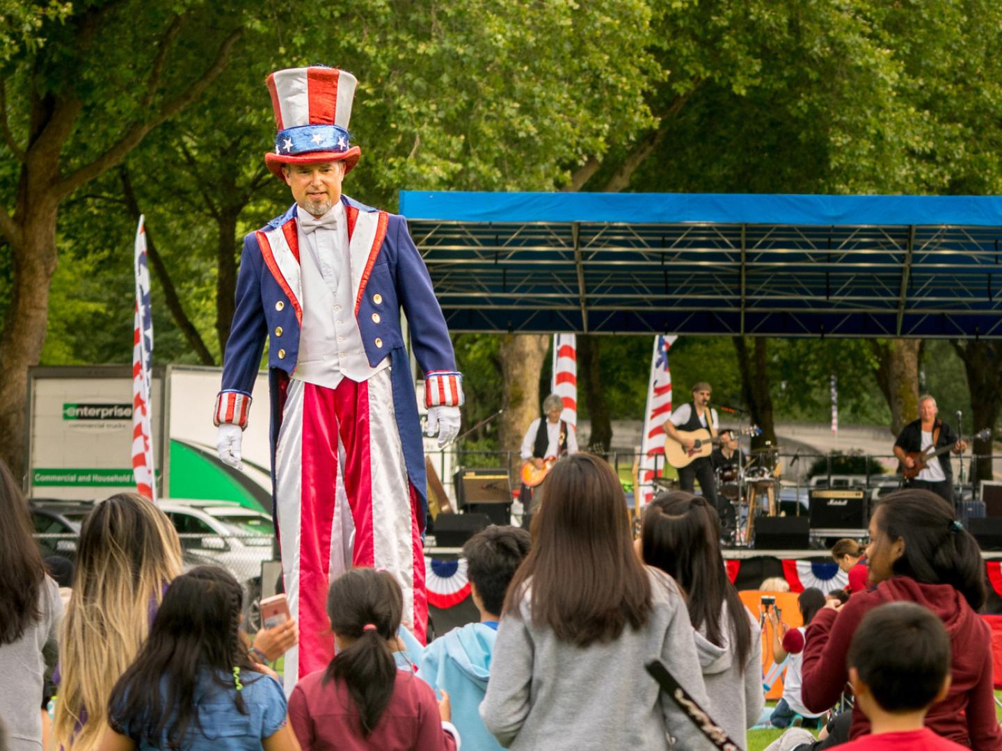 在登特堡美国国庆节烟花表演中山姆大叔俯瞰着人群