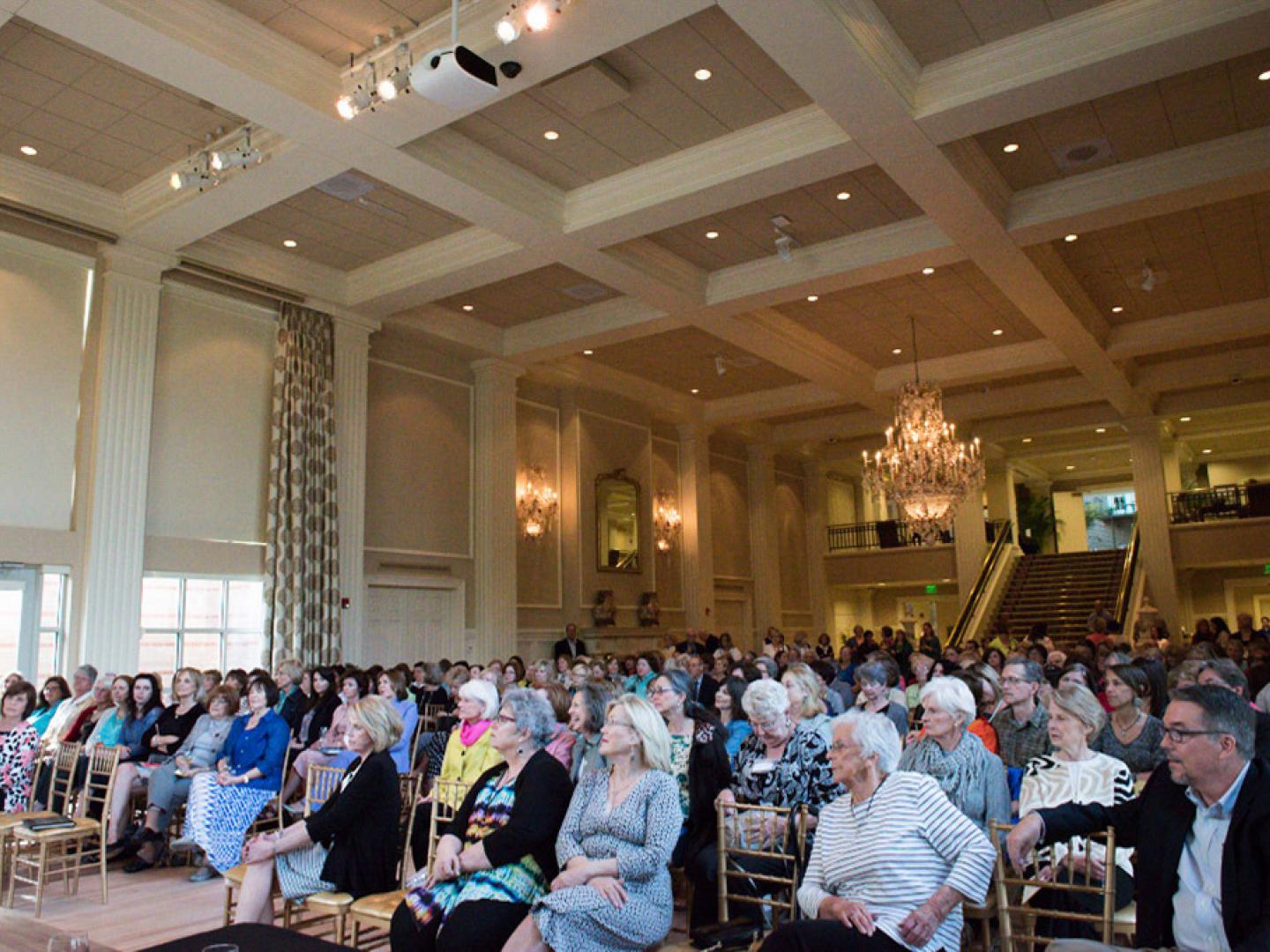 参加在阿肯色州州长官邸内举办的 Six Bridges Book 文学节活动