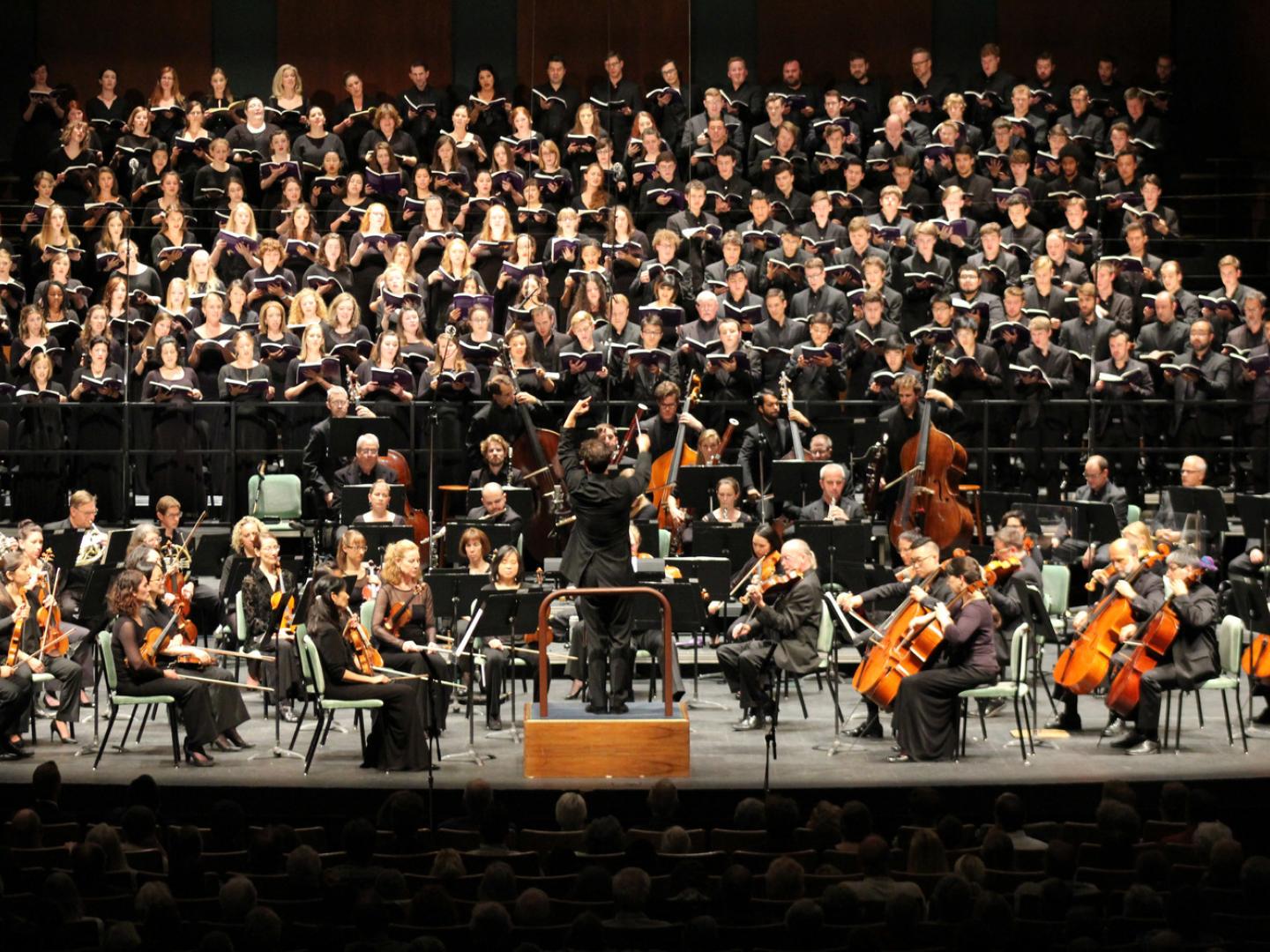 尤金俄勒冈巴赫音乐节期间的交响乐表演