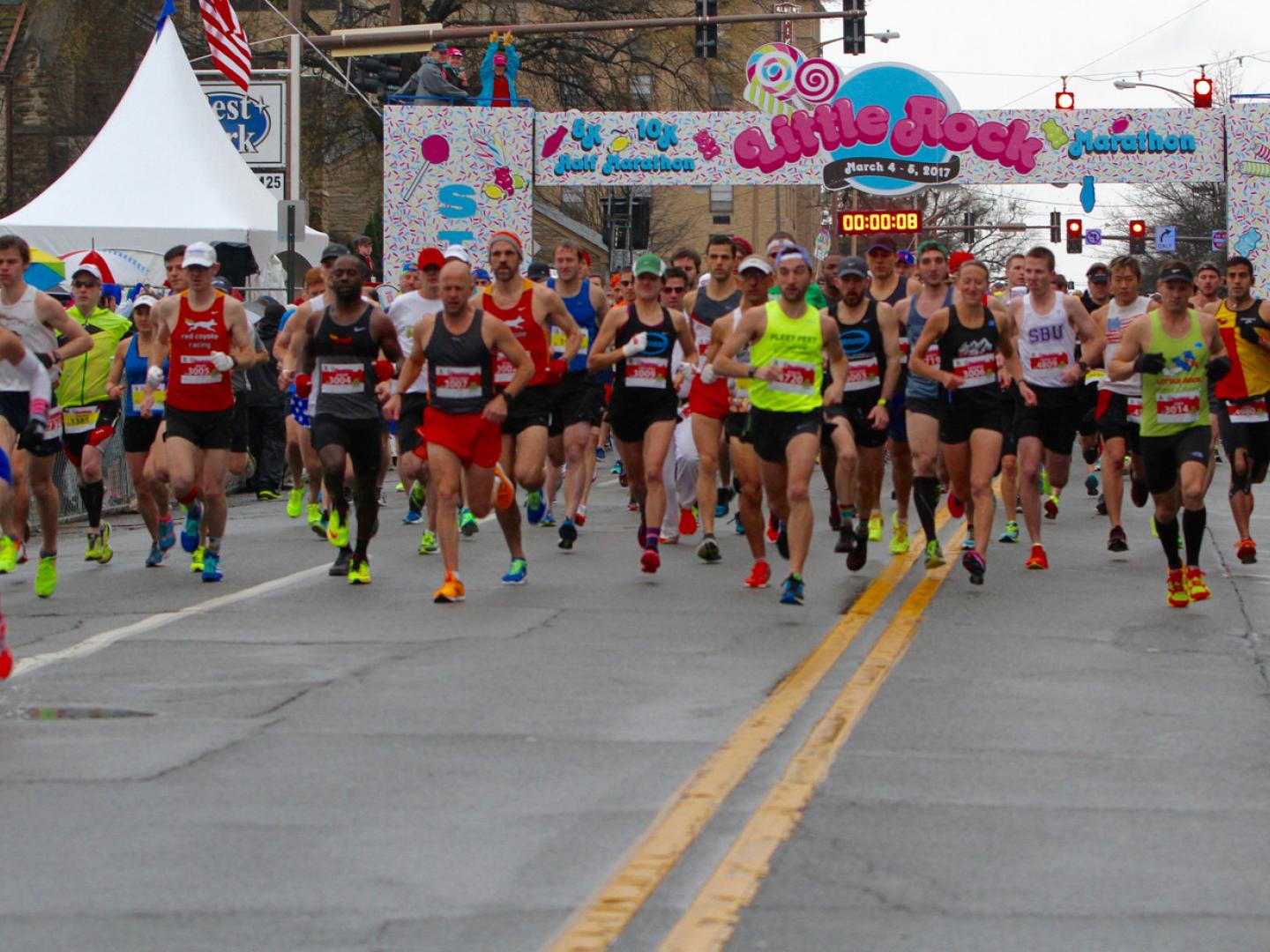 运动选手在小石城马拉松比赛中蓄势待发