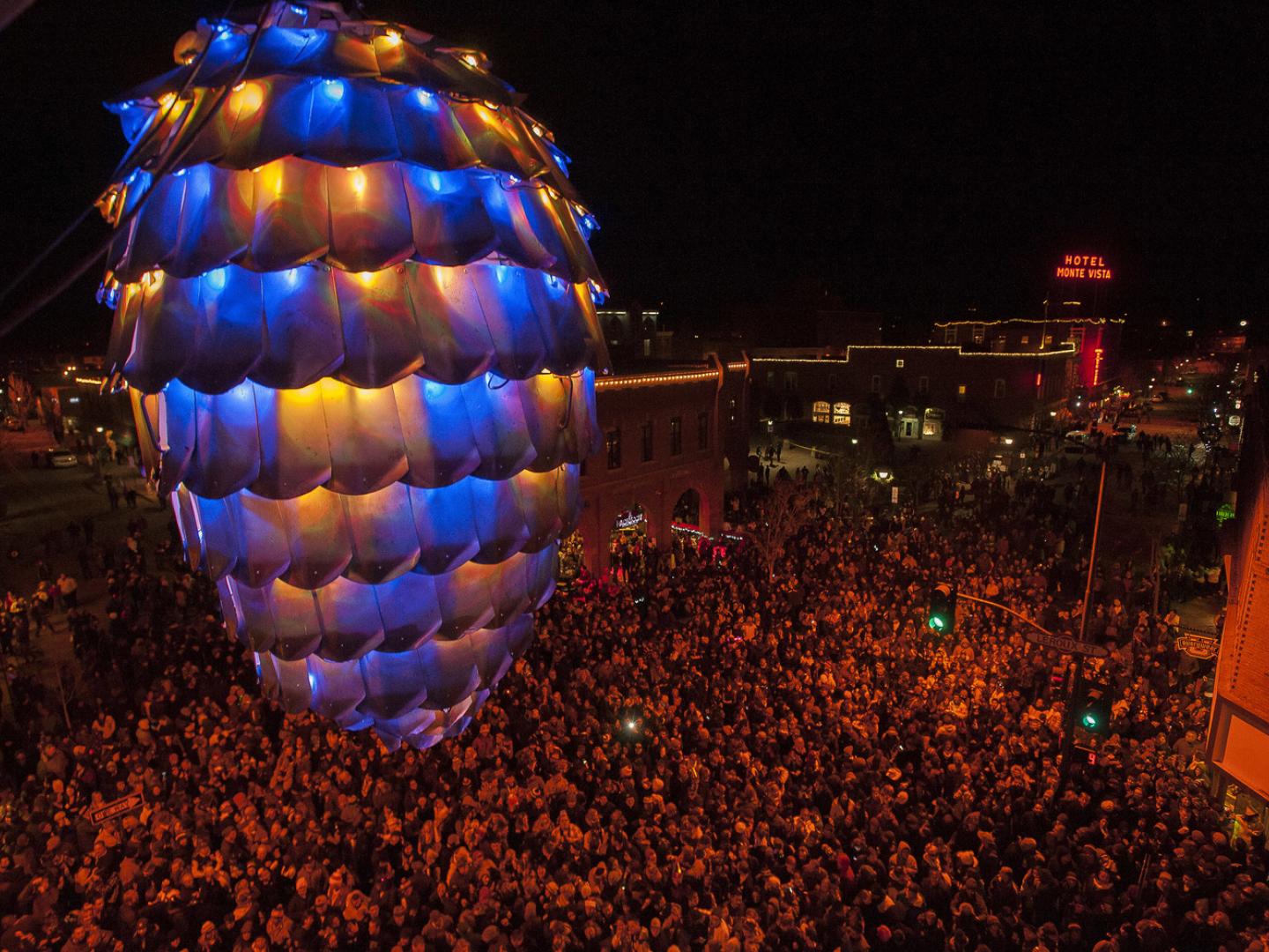 为跨年松果降落仪式做好准备