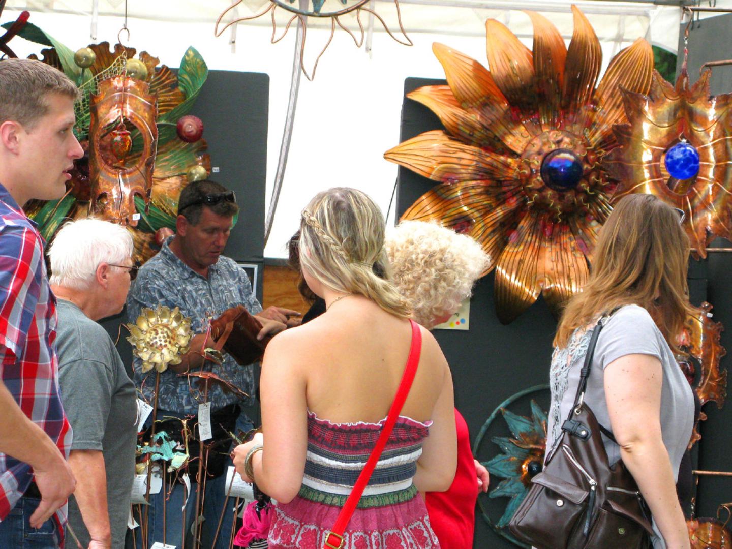 在 JumpstArt 的艺术摊位间闲逛