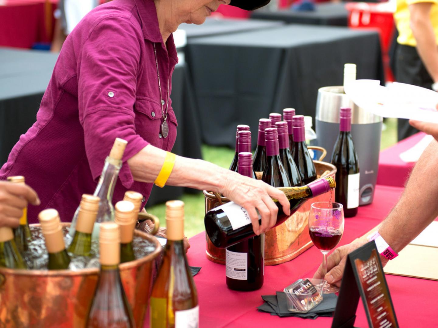 在加利福尼亚州卡马里奥举办的 Casa Pacifica Angels 葡萄酒、美食与啤酒节中品尝葡萄酒 在加利福尼亚州卡马里奥举办的 Casa Pacifica Angels 葡萄酒、美食与啤酒节中品尝葡萄酒