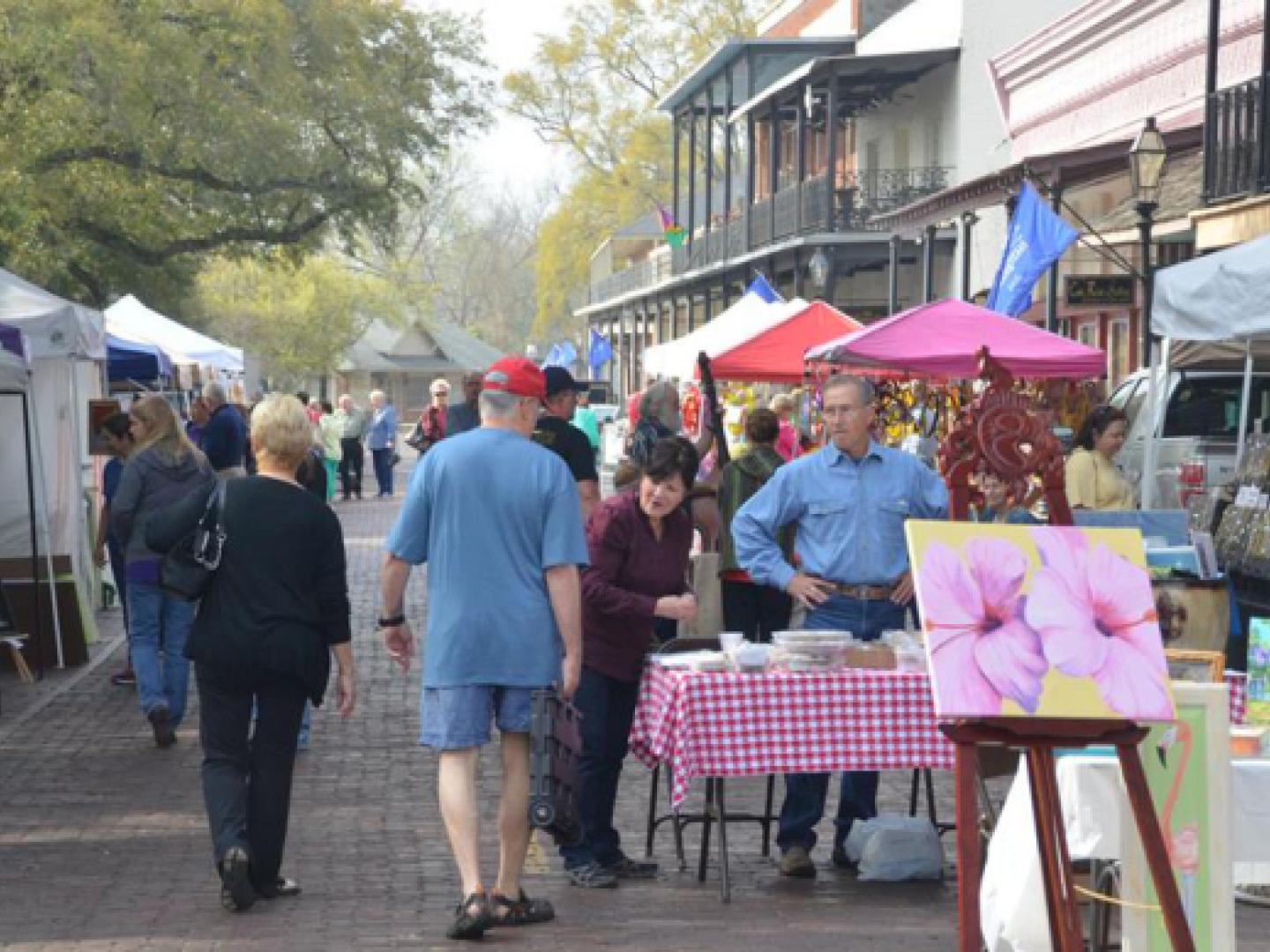 在步道的促销活动中购买独特的当地艺术品和礼品