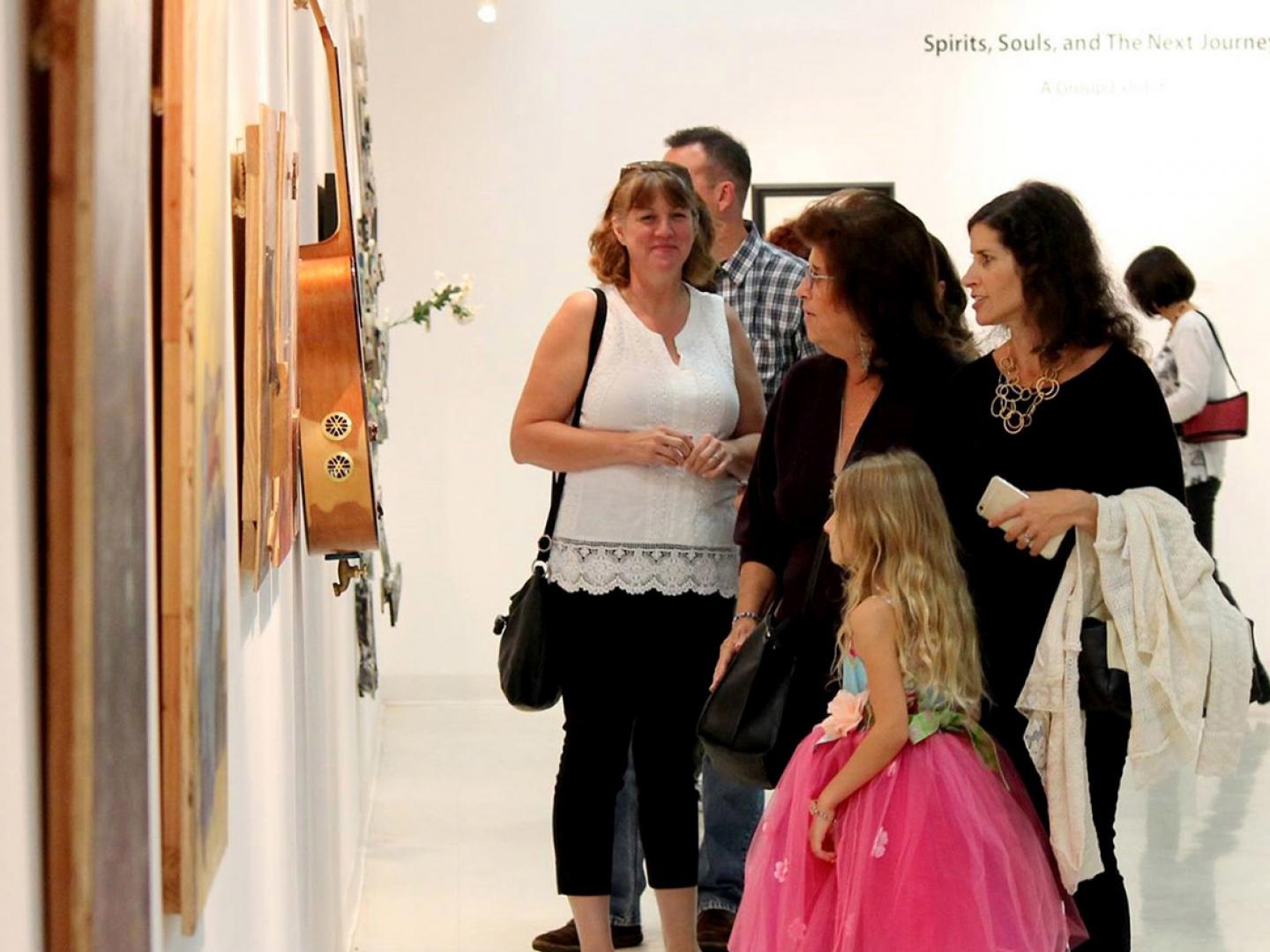 在加利福尼亚州 Studio Channel Islands 工作室举办 Arts Alive 艺术节期间参观博物馆 在加利福尼亚州 Studio Channel Islands 工作室举办 Arts Alive 艺术节期间参观博物馆