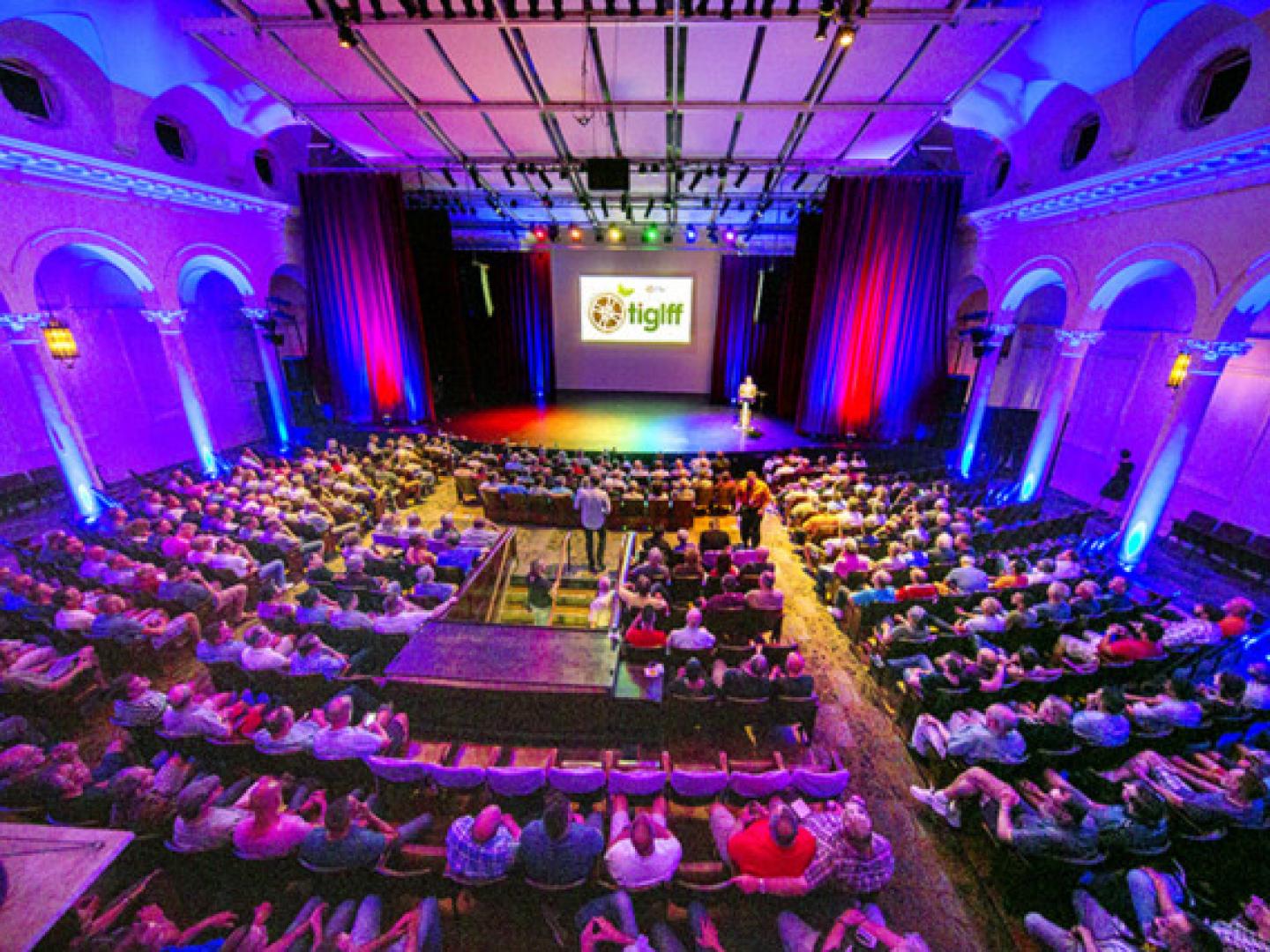 在坦帕同志国际电影节上等候下一场活动